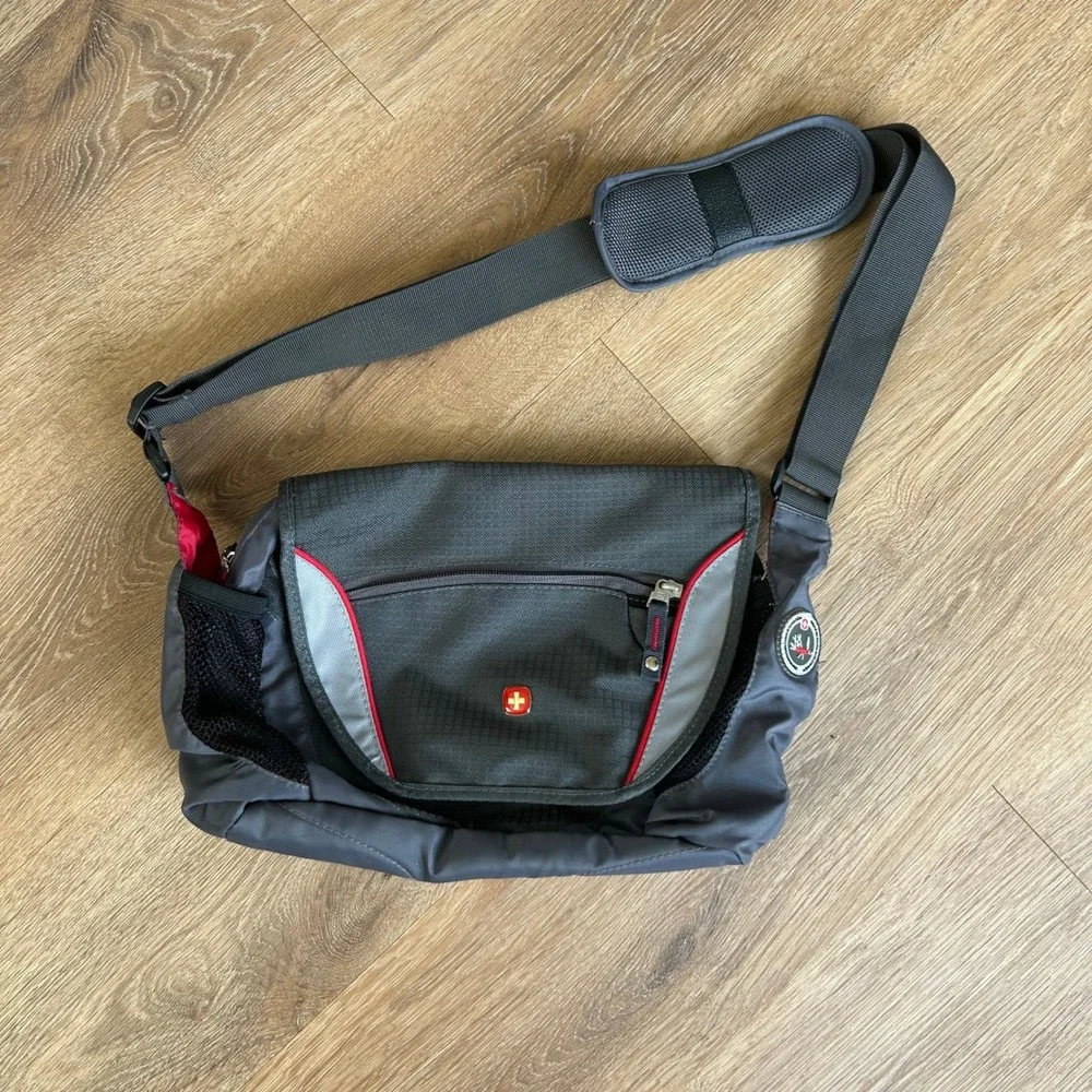 NWOT SwissGear Crossbody Messenger Bag Gray Black Red Travel Sling Shoulder Bag